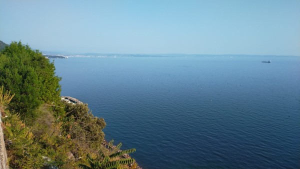 Vue sur la mer Adriatique avant d'arriver à Trieste