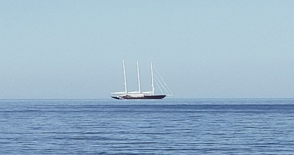 Il y a même le fameux trois-mâts fin comme un oiseau qui est venu mouiller devant la plage.<br />Je n'ai pas nagé si loin, pour savoir si il était chargé de cadeaux... comme dit la chanson.