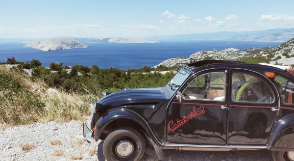 La route qui longe la côte est magnifique, même si il y a beaucoup de virages. ça rappel beaucoup les routes de corse.