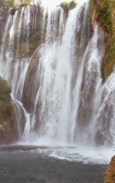 Arrivé au parc national de Krka, qui est le nom de la rivière, une marche un peu périlleuse m'a permis d'approcher la cascade principale