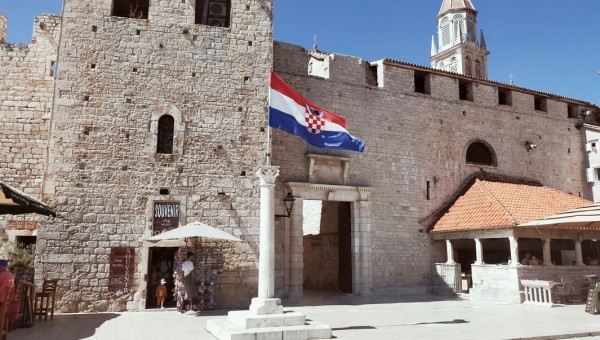 Visite de la vielle ville de Trogir. qui est sur une petite ile et fortifiée