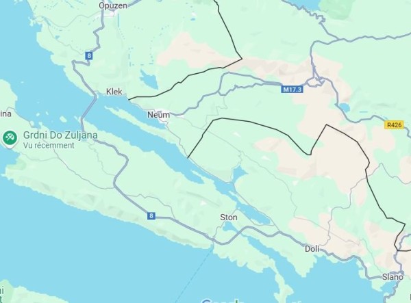 La Bosnie a un accès à la mer, qui sépare L'extrème sud de la Croatie, don Dubrovnik avec le reste du pays.