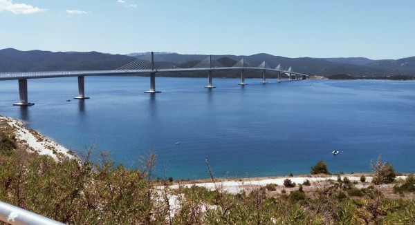 Donc pour aller à Dubrovnik sans passer par la Bosnie, il faut passer un magnific pont suspendu qui rejoint une presqu'ile.