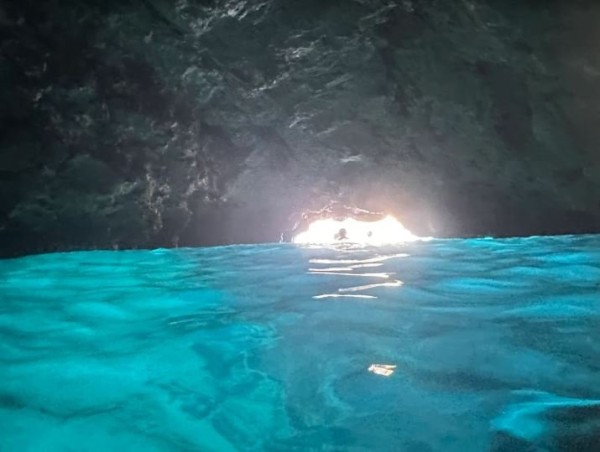 je n'ai pas fait de photo, moi même. On va dans des grottes en nageant, et la lumière ne rentre que par la petite ouverture, ce qui rend l'eau bleu ou verte