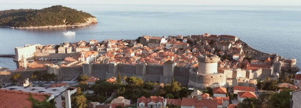 En quittant Dubrovnik en direction du sud, on a une superbe vue sur la vieille vile fortifiée