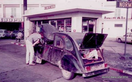 même en roulant, on peut dormir allonger dans une 2CV